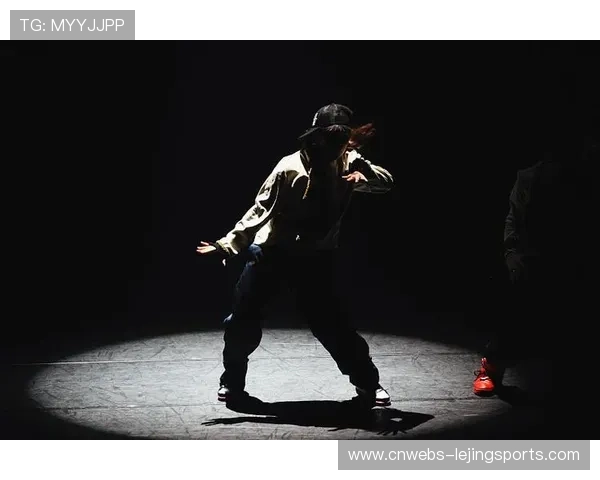 聚光灯下的沉默：关键局失利后，选手独自留在训练室复盘比赛至深夜